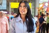 Amrita Rao gets clicked by paps in her uber cool look