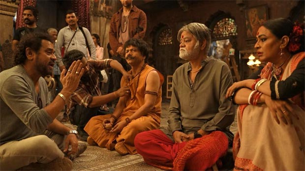 Bhool Bhulaiyaa 3: Anees Bazmee intensely discusses scenes with Kartik Aryan, and others in these BTS photos