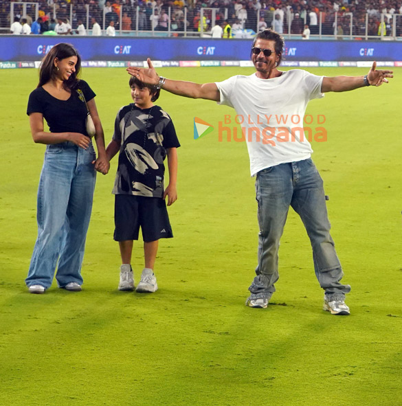 photo shah rukh khan snapped attending kkr match with abram khan and suhana khan in ahmedabad 3