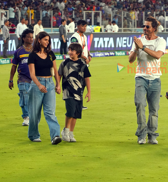 photo shah rukh khan snapped attending kkr match with abram khan and suhana khan in ahmedabad 6