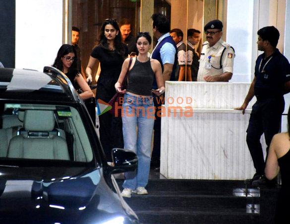 Photos: Ananya Panday, Shanaya Kapoor and others snapped at Kalina airport Photos: Ananya Panday, Shanaya Kapoor and others snapped at Kalina airport