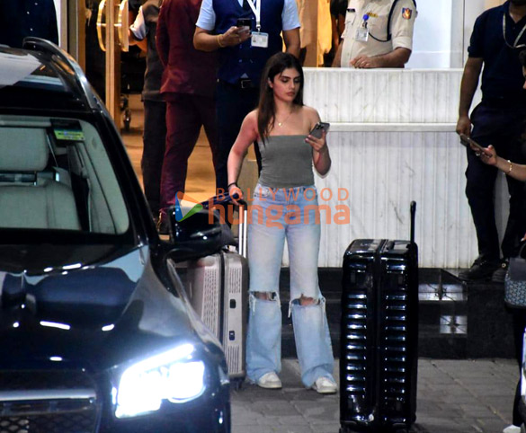 photos ananya panday shanaya kapoor and others snapped at kalina airport 7