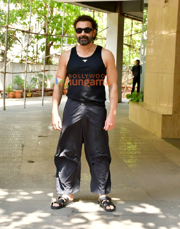 photos bobby deol snapped in juhu 5