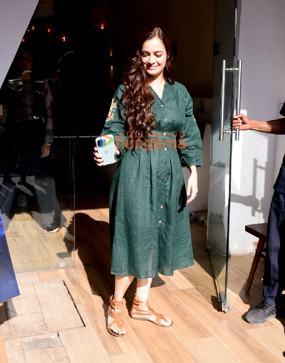 photos dia mirza snapped in bandra 3 5