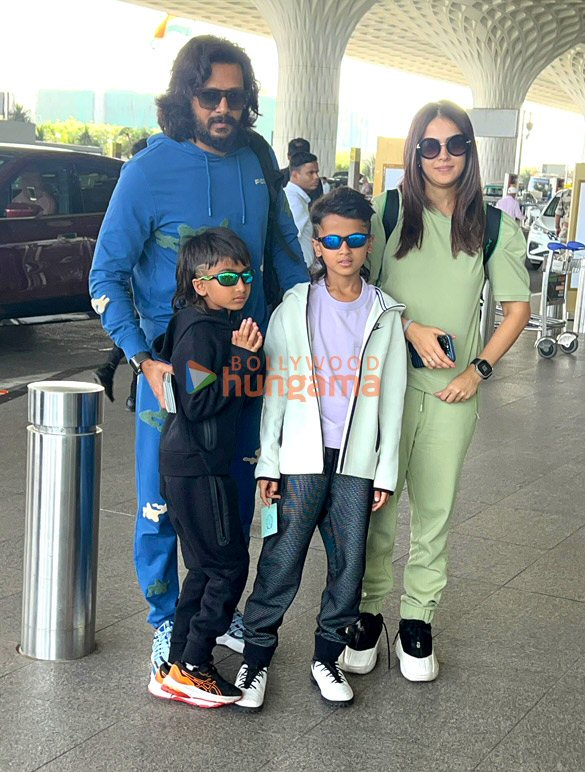 photos disha patani ananya panday kareena kapoor khan and others snapped at the airport 6