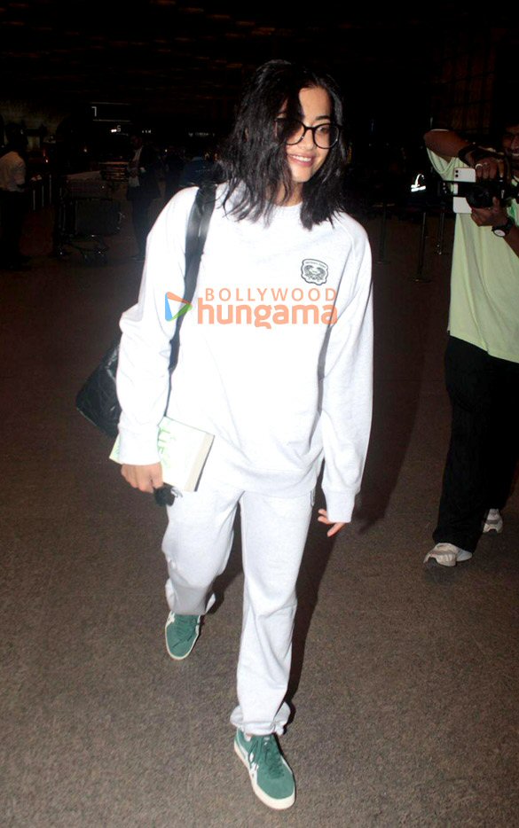 photos disha patani ananya panday kareena kapoor khan and others snapped at the airport 9