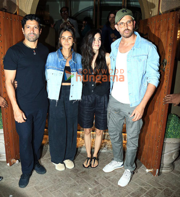 photos hrithik roshan saba azad farhan akhtar and shibani dandekar snapped in bandra 6