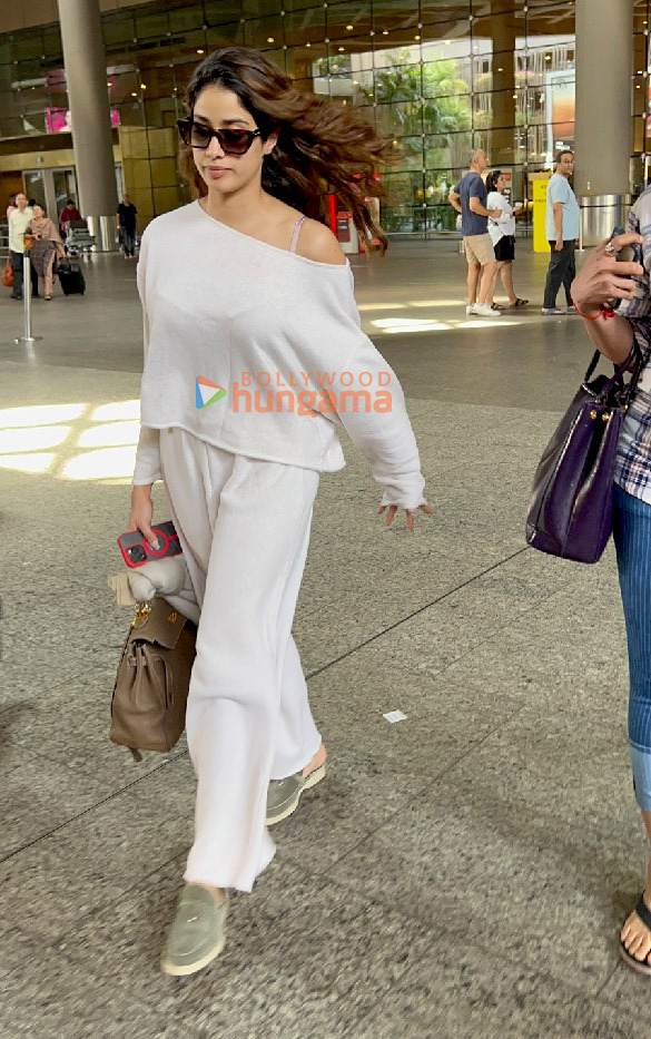 photos janhvi kapoor sherlyn chopra asha bhosle zanai bhosle and venkatesh daggubati snapped at the airport 4