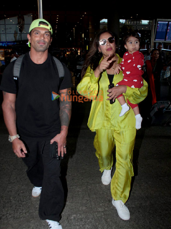 Photos: Karan Singh Grover and Bipasha Basu snapped at the airport Photos: Karan Singh Grover and Bipasha Basu snapped at the airport