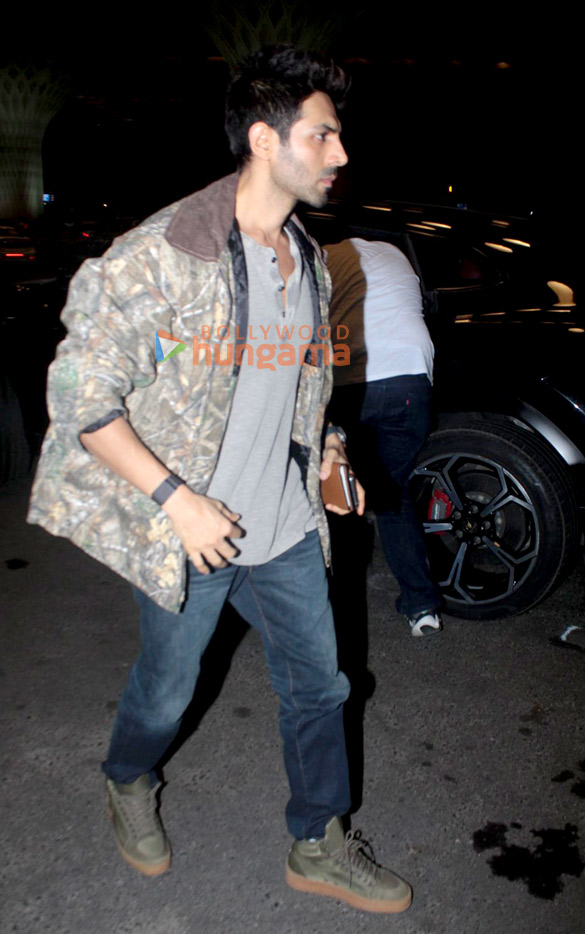 photos kartik aaryan snapped at the airport 4 5