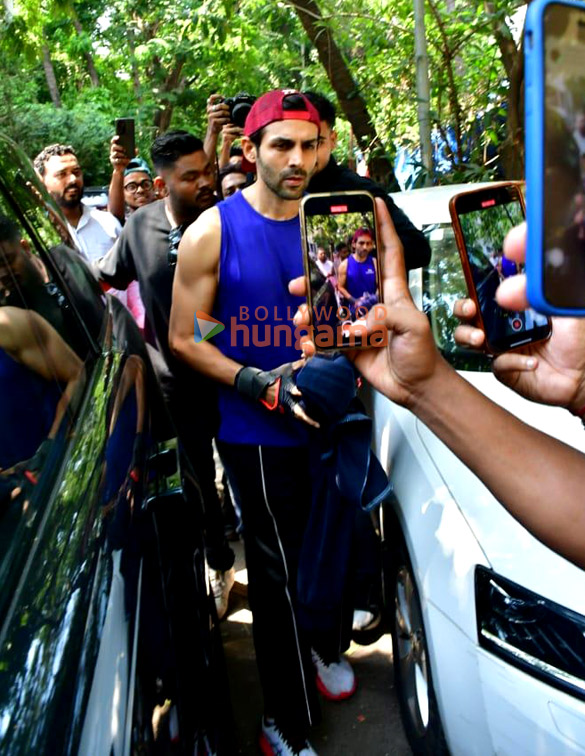 photos kartik aryan snapped in juhu 2 3