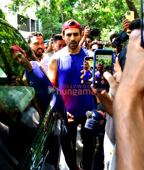 photos kartik aryan snapped in juhu 3 3