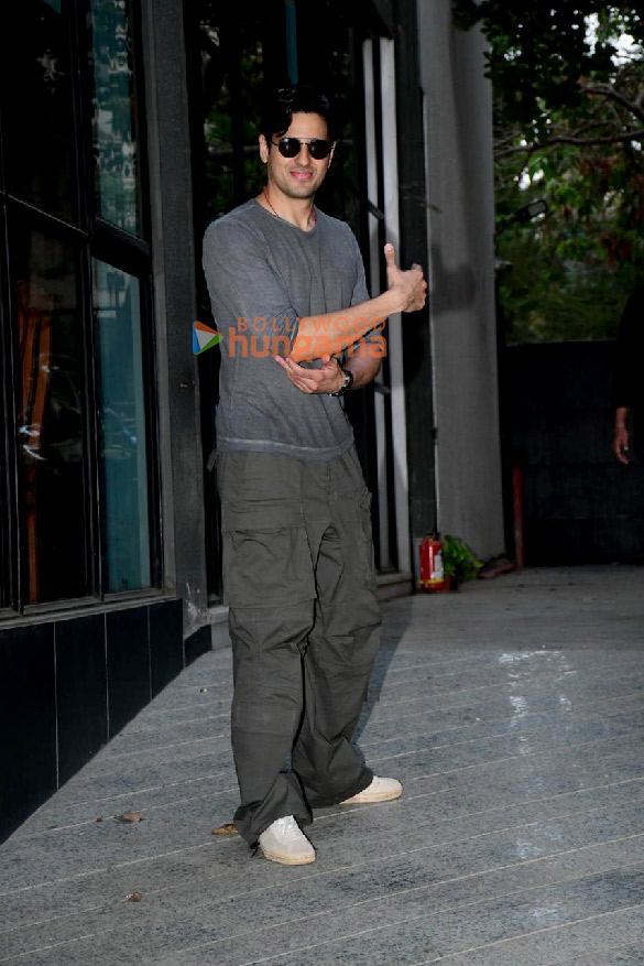 photos kriti sanon and sidharth malhotra snapped outside maddock films office in santacruz 2