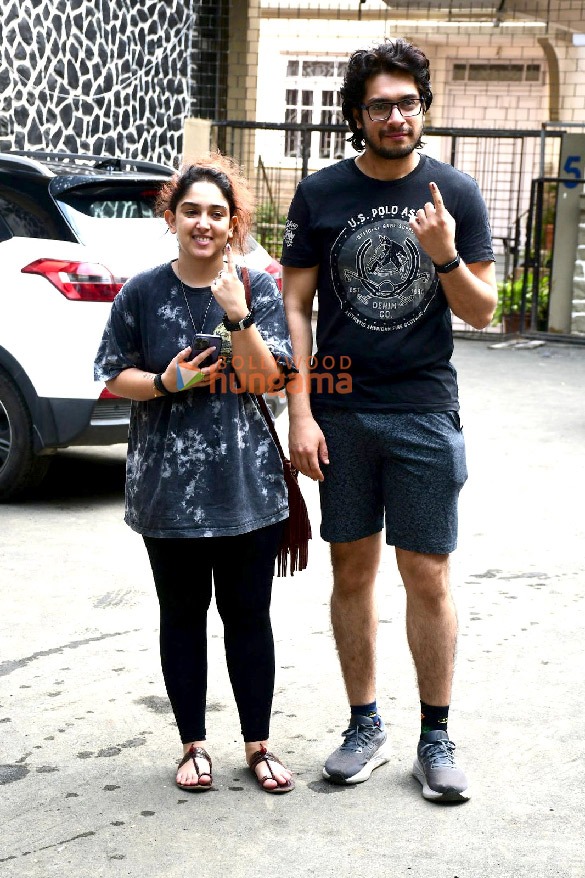 photos lok sabha elections 2024 janhvi kapoor farhan akhtar zoya akhtar among others cast their votes in mumbai 5