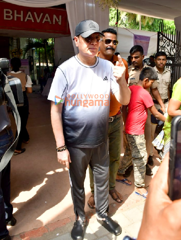 photos lok sabha elections 2024 janhvi kapoor farhan akhtar zoya akhtar among others cast their votes in mumbai 6 3