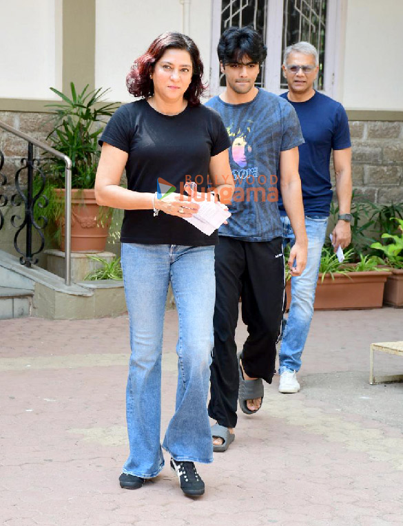 photos lok sabha elections 2024 janhvi kapoor farhan akhtar zoya akhtar among others cast their votes in mumbai 7