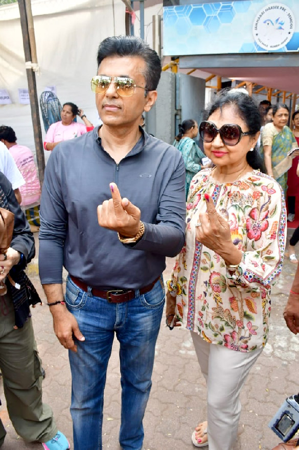photos lok sabha elections 2024 janhvi kapoor farhan akhtar zoya akhtar among others cast their votes in mumbai