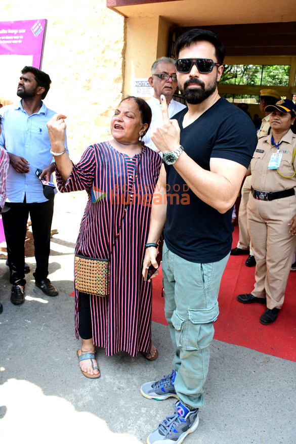 photos lok sabha elections 2024 janhvi kapoor farhan akhtar zoya akhtar among others cast their votes in mumbai34