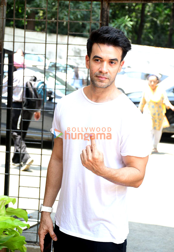 photos lok sabha elections 2024 janhvi kapoor farhan akhtar zoya akhtar among others cast their votes in mumbai38