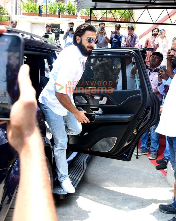 photos lok sabha elections 2024 janhvi kapoor farhan akhtar zoya akhtar among others cast their votes in mumbai39