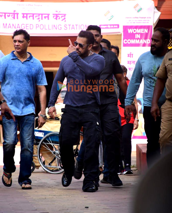 photos lok sabha elections 2024 salman khan shah rukh khan ranbir kapoor janhvi kapoor farhan akhtar zoya akhtar among others cast their votes in mumbai 55 4