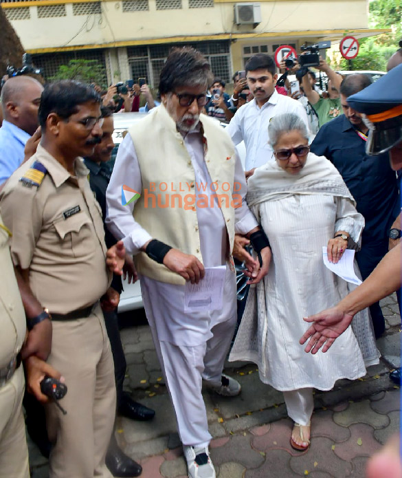photos lok sabha elections 2024 shah rukh khan ranbir kapoor janhvi kapoor farhan akhtar zoya akhtar among others cast their votes in mumbai 448 2