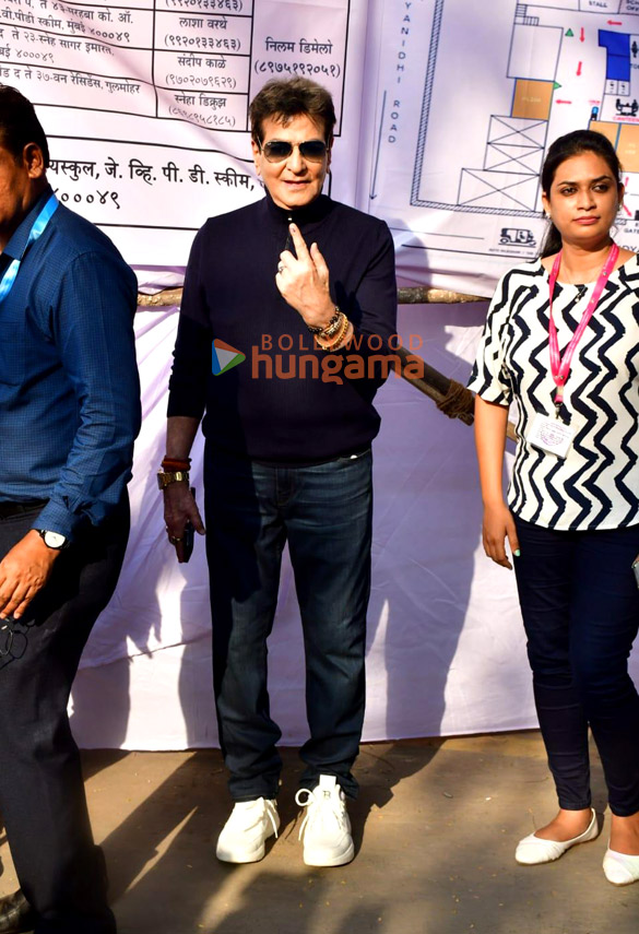 photos lok sabha elections 2024 shah rukh khan ranbir kapoor janhvi kapoor farhan akhtar zoya akhtar among others cast their votes in mumbai 526 2