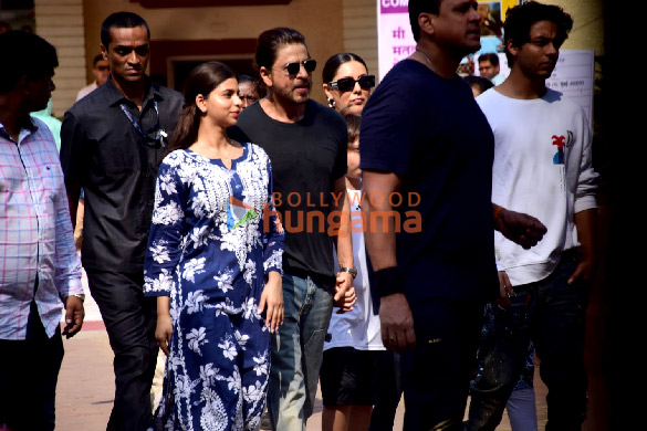 photos lok sabha elections 2024 shah rukh khan ranbir kapoor janhvi kapoor farhan akhtar zoya akhtar among others cast their votes in mumbai 900 3