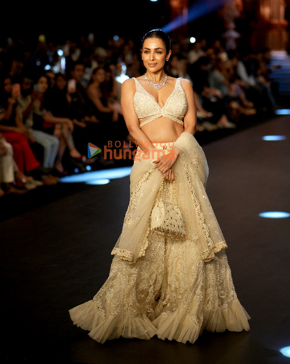 photos malaika arora turns showstopper for archana kochhar and lavie at bombay times fashion week 2024 5