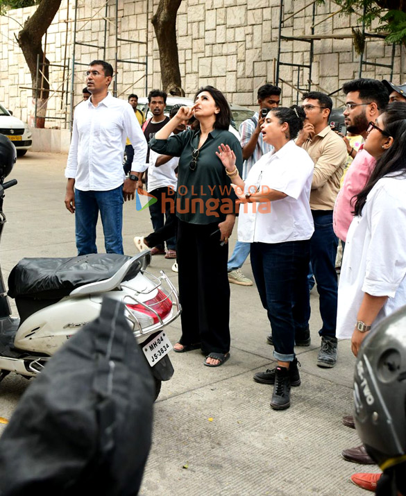 photos neetu singh snapped at ranbir kapoors new residence in pali hill 3 2