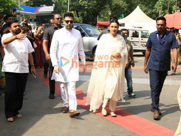 photos parineeti chopra and raghav chadha snapped at siddhivinayak temple in mumbai 2