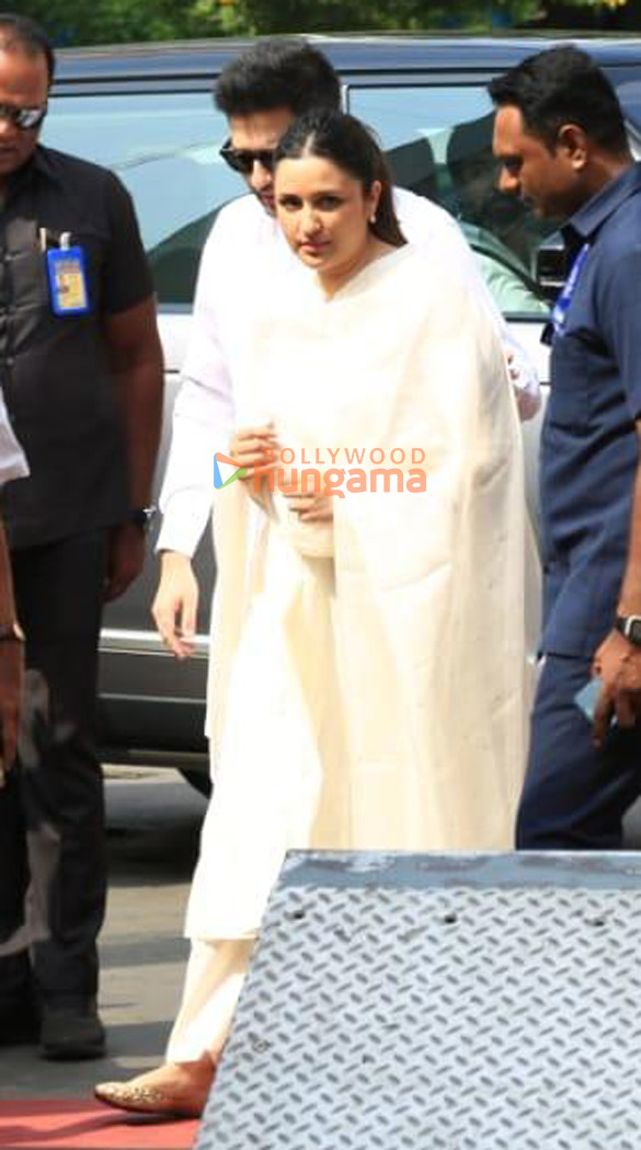 photos parineeti chopra and raghav chadha snapped at siddhivinayak temple in mumbai 3
