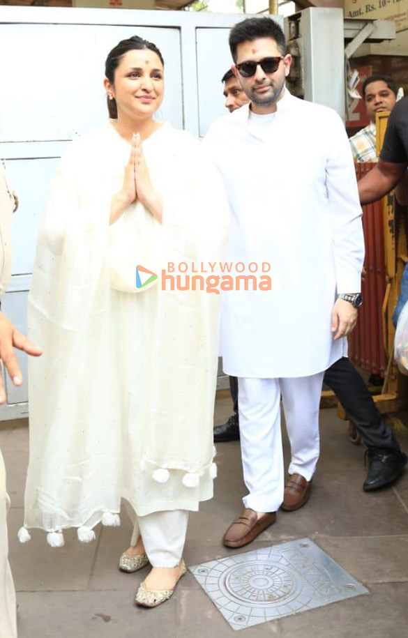photos parineeti chopra and raghav chadha snapped at siddhivinayak temple in mumbai 6