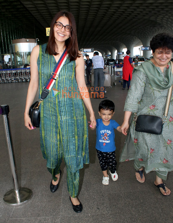 photos pooja hegde and kajal aggarwal snapped at the airport 4