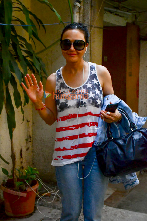 Photos: Preity Zinta snapped in Juhu Photos: Preity Zinta snapped in Juhu