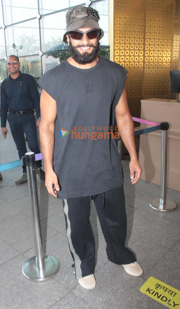 photos ranveer singh snapped at the airport 2 14