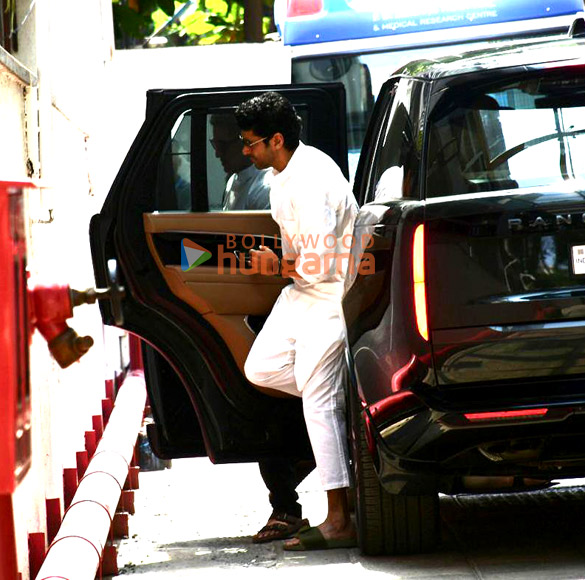 photos saif ali khan kareena kapoor khan farhan akhtar and others snapped at ritesh sidhwanis moms funeral 2