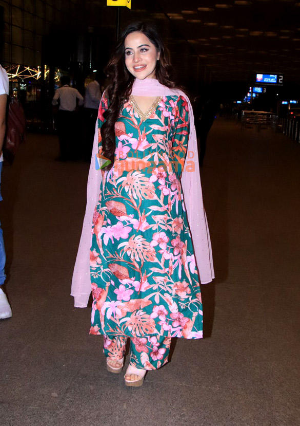 photos sara ali khan and uorfi javed snapped at the airport 1