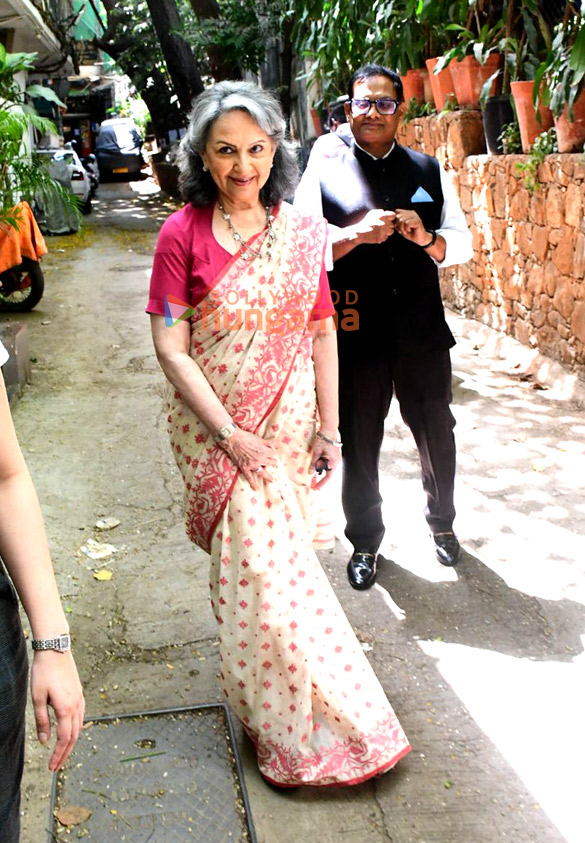 photos soha ali khan and sharmila tagore snapped outside krome studio in bandra 2