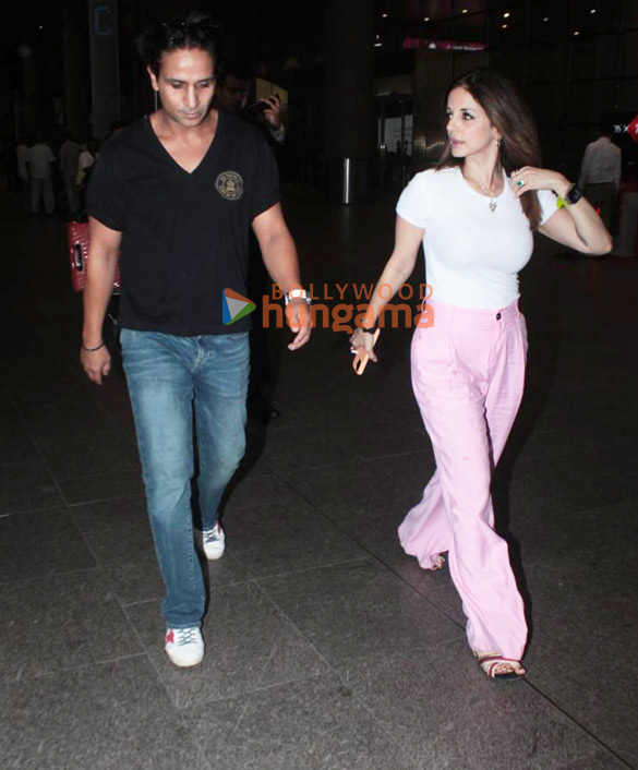 Photos Sussanne Khan and Arslan Goni snapped at the airport (3 ...