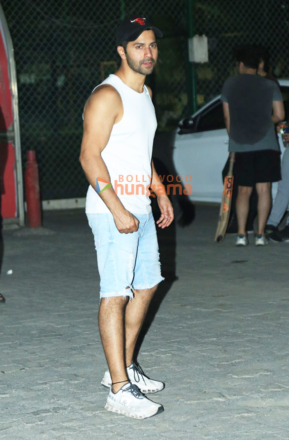 photos varun dhawan snapped in bandra 1 5