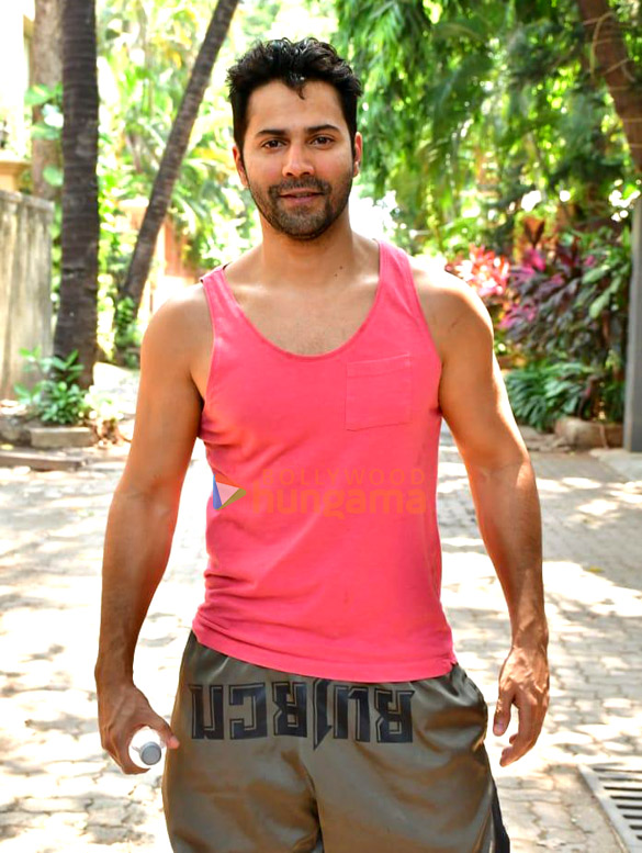 Photos: Varun Dhawan snapped in Juhu Photos: Varun Dhawan snapped in Juhu