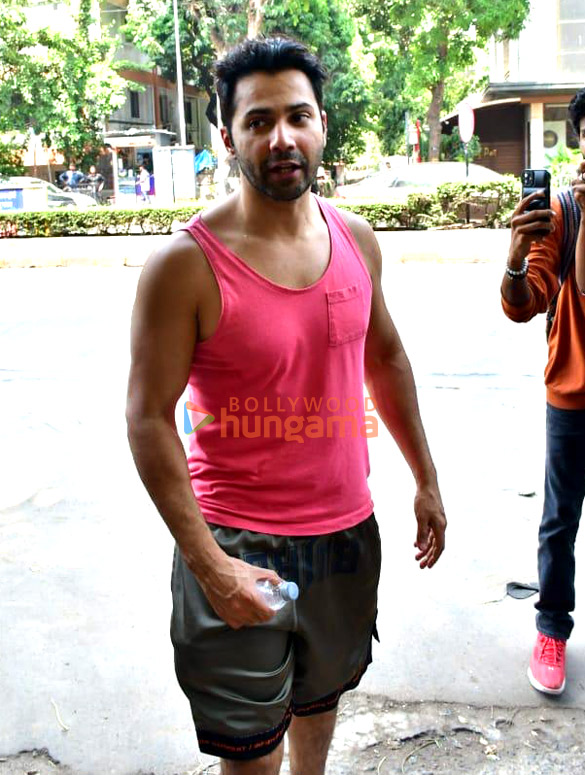 photos varun dhawan snapped in juhu 3 10