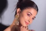 Stunner is the word for Pooja Hegde in this shimmery saree!