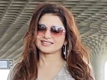 Touch of 90s in her airport look! Bhagyashree Touch of 90s in her airport look! Bhagyashree