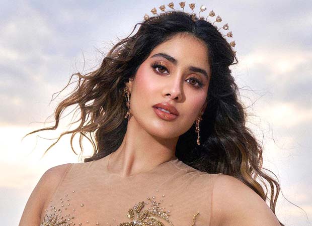 Exclusive: Janhvi Kapoor wins hearts with sweet gesture at the Bollywood Hungama Hangout, holds baby fan while promoting Mr & Mrs Mahi : Bollywood News