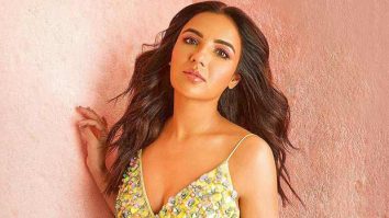 Jasmine Bhasin looks vibrant in hand embroidered lehenga