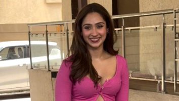 Painting the town pink in her pretty outfit! Pashmina Roshan