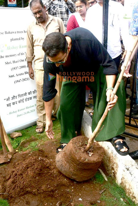 photos akshay kumar participates in a tree plantation drive at kala nagar in mumbai 1