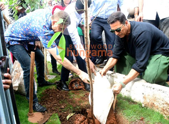 photos akshay kumar participates in a tree plantation drive at kala nagar in mumbai 3